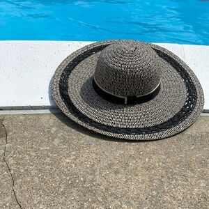 Straw hat  keeps sun  off of face hardly used